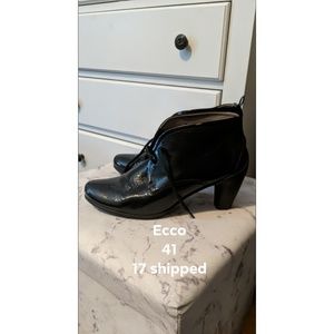 Patent leather heeled booties